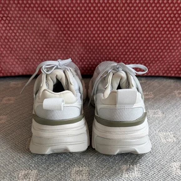 Nike Light Gray V2K Run Sneaker Brand New Never Worn - Picture 4 of 10